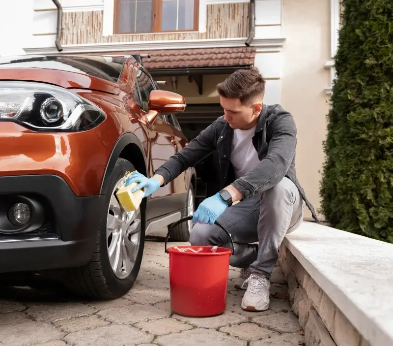 Lavage auto à domicile Langrune-sur-Mer : professionnel intervenant sur un véhicule